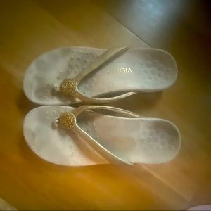 Size 8.5, great shape, worn few times, tan metallic